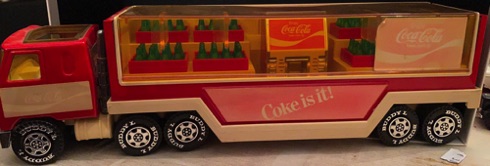10367a-1 € 35,00 coca cola vrachtwagen met losse kratjes en koelkast ca 35 cm.jpeg